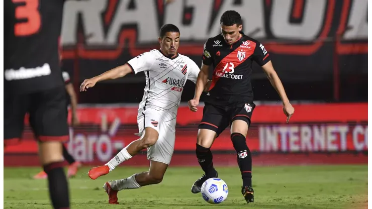 Atlético-GO e Athletico-PR se enfrentam pelo Brasileirão 2022 (Foto: José Tramontin/ Athletico-PR)