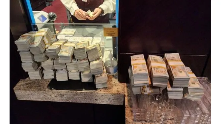 As pilhas de dinheiro que Eric Persson usou para pagar a sessão de "cash-game" (Foto: Reprodução Twitter oficial Eric Persson @IAmMaverick888)