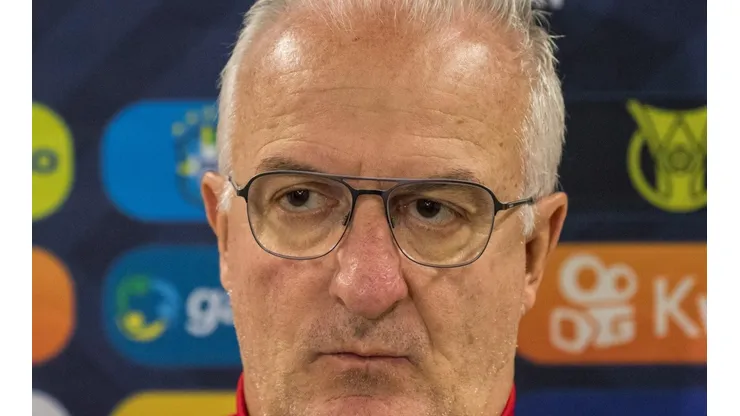 Agif/Robson Mafra/ - Dorival Júnior recebe dica da internet