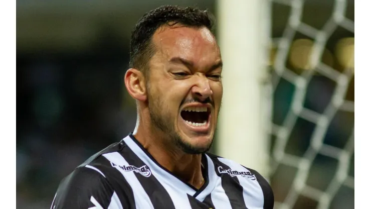 “Essa revolta...”; Réver não se intimida e manda real para torcida do Galo