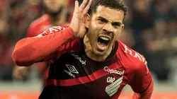 Foto: Robson Mafra/AGIF - Terans tem contrato longo no Athletico, até o fim de 2025