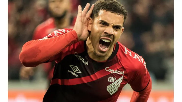 Foto: Robson Mafra/AGIF - Terans tem contrato longo no Athletico, até o fim de 2025