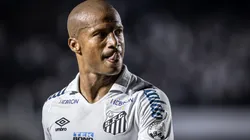 Foto: Raul Baretta/AGIF - Carlos Sánchez vive indefinição de contrato na Vila Belmiro