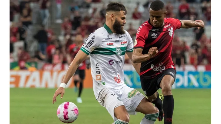 Foto: Robson Mafra/AGIF - Erick em disputa de lance com Jhon Chancellor