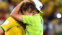 Foto: Buda Mendes/Getty Images - David Luiz abraça Thiago Silva após eliminação do Brasil na Copa do Mundo de 2014