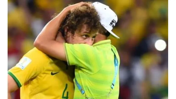 Foto: Buda Mendes/Getty Images - David Luiz abraça Thiago Silva após eliminação do Brasil na Copa do Mundo de 2014