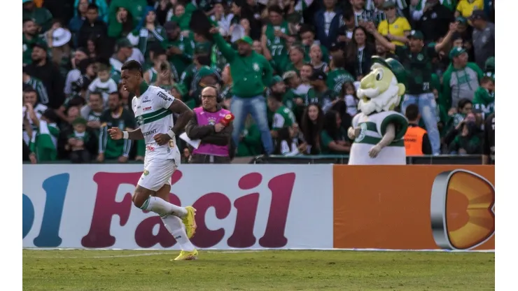 Foto: Robson Mafra/AGIF - Alef Manga foi o herói do Coritiba contra o Flamengo
