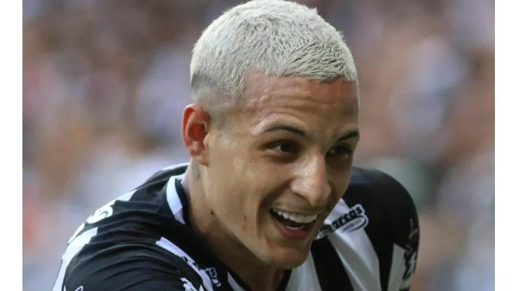 Foto: Fernando Moreno/AGIF - Arana segue assistindo os jogos após ficar afastado por lesão grave.