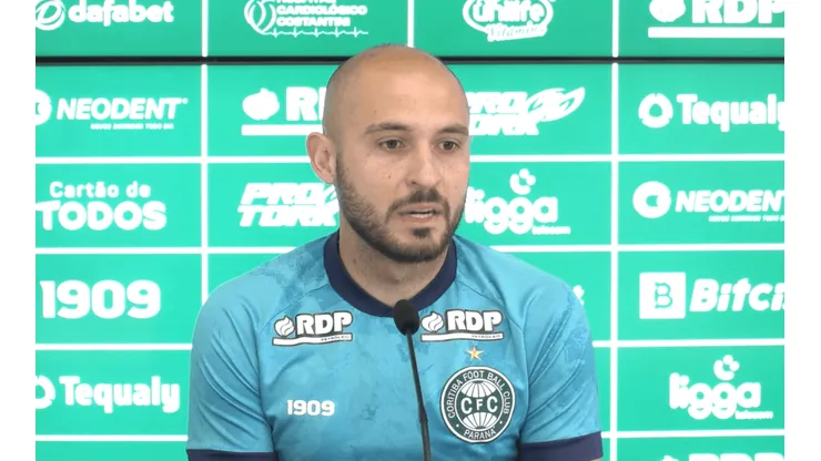 Foto: Reprodução/Canal Oficial do Coritiba no YouTube - Régis: meia busca vaga no time titular do Coxa