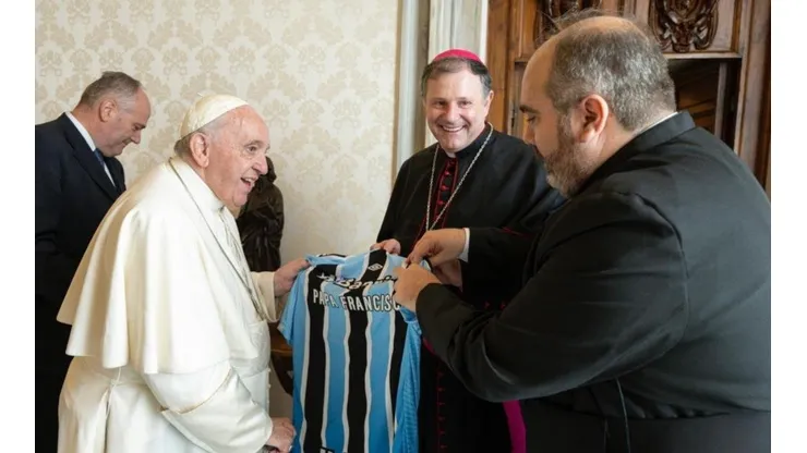 Servizio Fotografico - L'Osservatore Romano/Divulgação - Torcida do Inter alopra após Papa receber camisa rival