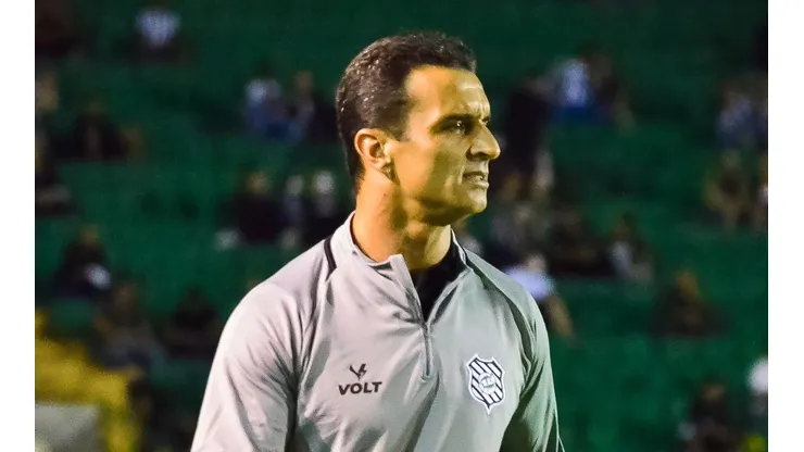 R.Pierre/AGIF - Junior Rocha, técnico do Figueirense