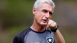 Foto: Vitor Silva/Botafogo/Divulgação - Luís Castro: técnico saiu em defesa de meio-campista do Glorioso
