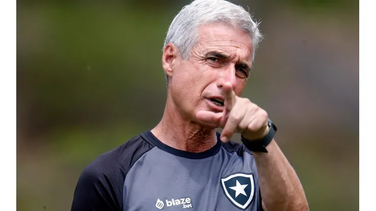 Foto: Vitor Silva/Botafogo/Divulgação - Luís Castro: técnico saiu em defesa de meio-campista do Glorioso