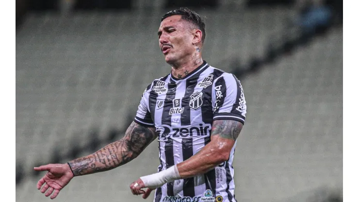 Foto: Lucas Emanuel/AGIF - Ceará, de Vina, perdeu do Fluminense e embolou ainda mais luta do Coritiba para escapar do rebaixamento