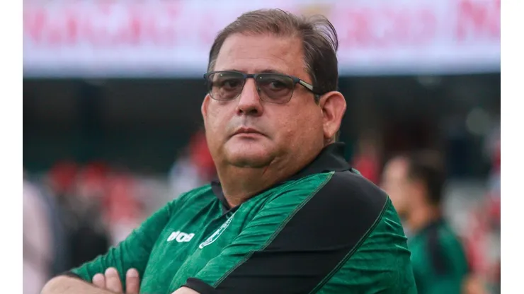 Gabriel Machado/AGIF - Guto Ferreira, técnico do Coritiba