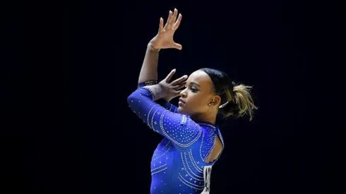 Rebeca durante a sua apresentação no solo