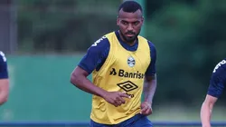 Foto: Lucas Uebel/Grêmio/Divulgação - Léo Gomes: lateral tem futuro indefinido no Tricolor