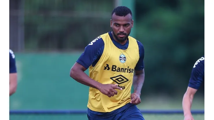 Foto: Lucas Uebel/Grêmio/Divulgação - Léo Gomes: lateral tem futuro indefinido no Tricolor