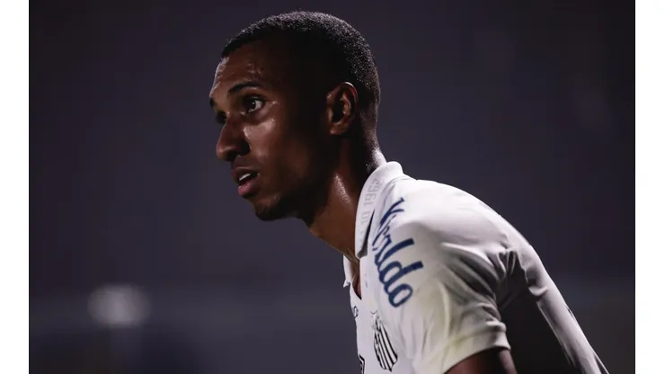 Foto: Ettore Chiereguini/AGIF - Lucas Braga pode sair do Santos, mas seguir no Brasil.