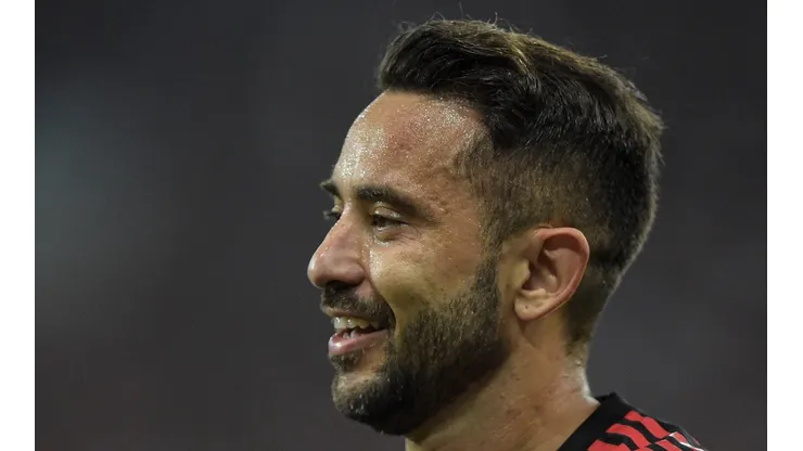 Foto: Thiago Ribeiro/AGIF - Éverton Ribeiro não conseguiu segurar a risada com as provocações de Gabigol