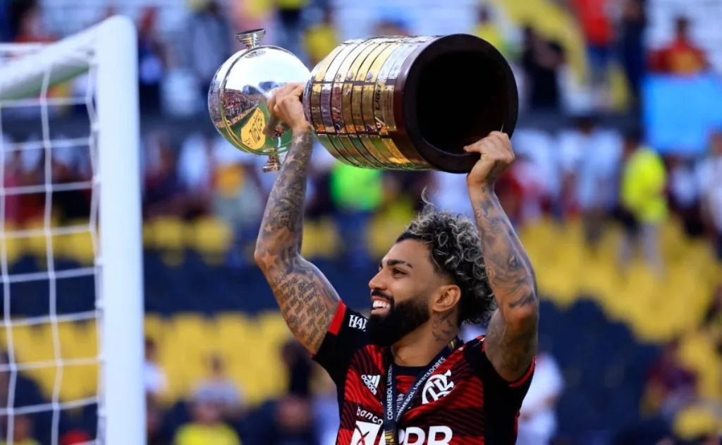 Franklin Jacome/Getty Images – Gabigol, ex-Flamengo, segurando a Taça da Libertadores