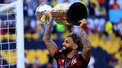 Franklin Jacome/Getty Images - Gabigol segurando a Taça da Libertadores