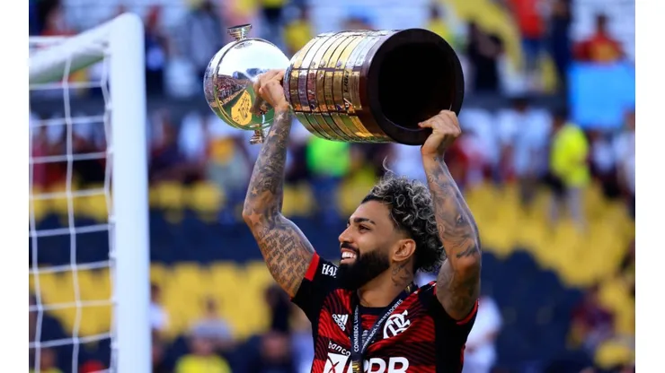 Franklin Jacome/Getty Images - Gabigol segurando a Taça da Libertadores