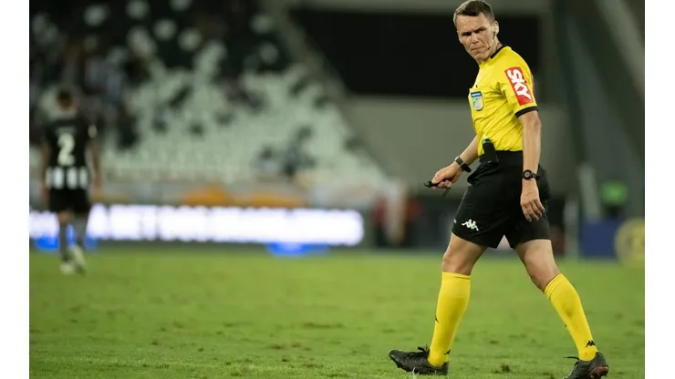 Foto: Jorge Rodrigues/AGIF - Arbitragem de Paulo César Zanovelli da Silva teve polêmica