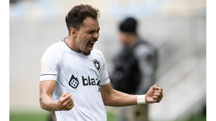 Foto: Jorge Rodrigues/AGIF - Eduardo comemorando gol com assistência de Júnior Santos.