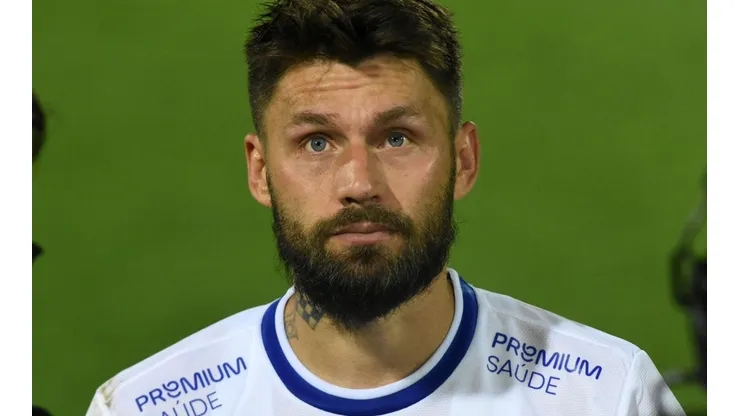 Sóbis ex-jogador do Cruzeiro em ação pela equipe - Foto: Renato Padilha/AGIF -