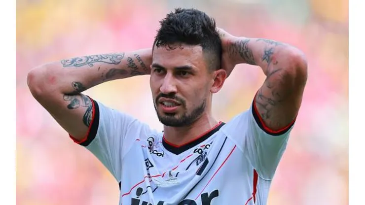 Hector Vivas/Getty Images - Pedro Henrique, zagueiro do Athlético-PR desesperado ao ser expulso