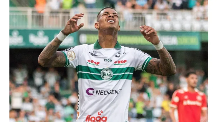 Foto: Robson Mafra/AGIF - Alef Manga é um dos destaques do Coritiba