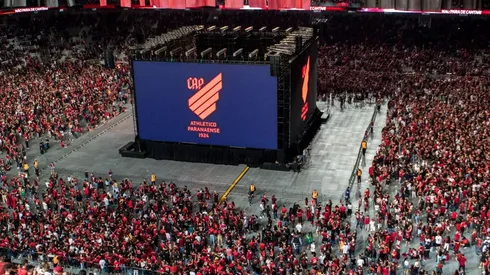 Foto: Robson Mafra/AGIF - Torcida se reuniu na Arena da Baixada na grande final.