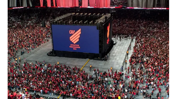 Foto: Robson Mafra/AGIF - Torcida se reuniu na Arena da Baixada na grande final.
