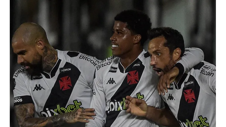 Foto: Thiago Ribeiro/AGIF - Quintero, Andrey e Nenê