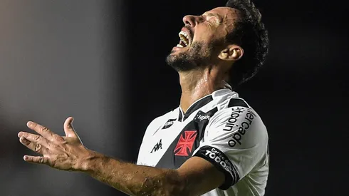 Nene lamenta chance perdida durante partida contra o Sampaio Corrêa, na última quinta-feira (27), em São Januário - Foto: Thiago Ribeiro/AGIF