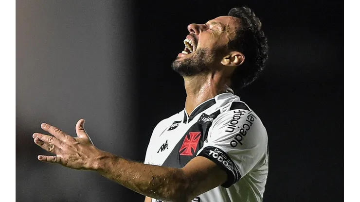 Nene lamenta chance perdida durante partida contra o Sampaio Corrêa, na última quinta-feira (27), em São Januário - Foto: Thiago Ribeiro/AGIF