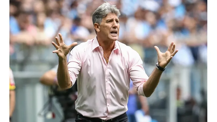 Foto: Pedro H. Tesch/AGIF - Renato tem usado Léo Gomes na LD do Grêmio na reta final da Série B