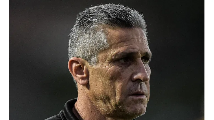 Narrador perde a paciência com Jorginho e manda a real sobre trabalho no Vasco