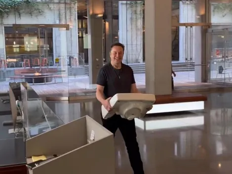 Elon Musk entra na sede do Twitter com pia na mão