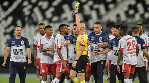 Foto: Thiago Ribeiro/AGIF - Jogadores do Bragantino reclamam com a arbitragem