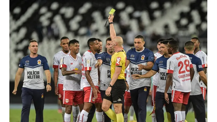Foto: Thiago Ribeiro/AGIF - Jogadores do Bragantino reclamam com a arbitragem