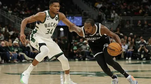 Giannis e Durant durante jogo de pré-temporada