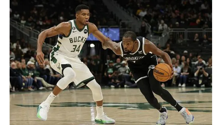 Giannis e Durant durante jogo de pré-temporada