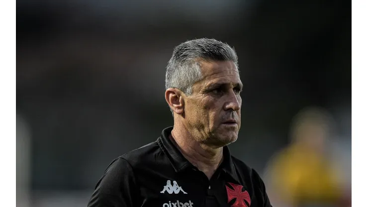 Jorginho comanda o Vasco nesta temporada (Foto: Thiago Ribeiro/AGIF)