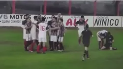Foto: Reprodução Vídeo/ Árbitro é agredido com "voadora" durante jogo em Minas Gerais.