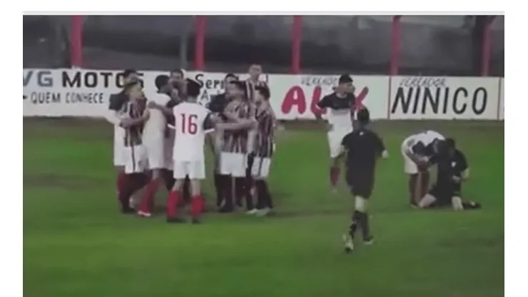 Foto: Reprodução Vídeo/ Árbitro é agredido com "voadora" durante jogo em Minas Gerais.