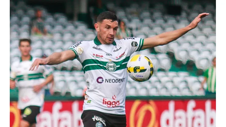 Foto: Gabriel Machado/AGIF - Adrián Martínez volta a ficar à disposição de Guto Ferreira contra o Fortaleza