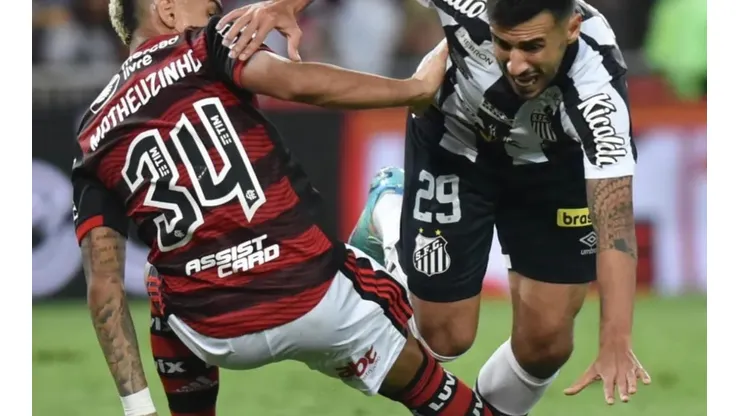 Camacho é derrubado por Matheuzinho em Flamengo x Santos — Foto: Ivan Storti/Santos FC