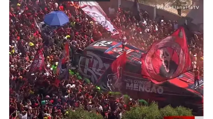Foto: Reprodução TV/ Aerofla! Torcida do Flamengo faz bonita festa antes do embarque para a final da Copa Libertadores.